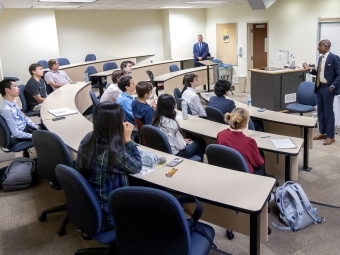 Philip Jefferson, vice chair of the Federal Reserve’s Board of Governors, visits an economics class at Davidson College before an evening talk.