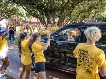 Move in 2029 students in yellow shirts greet cars