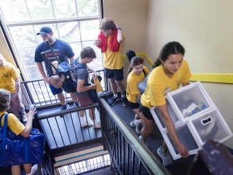 Students help carry first-years' belongings