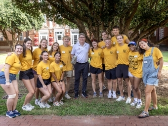Move In Crew surround President Hicks as they get ready to greet the class of 2029