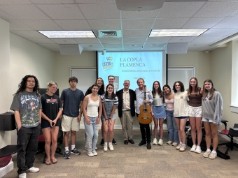 guitarist Guillermo Guillén teaching a class during his residency