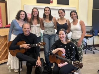 guitarist Guillermo Guillén with students in a workshop 