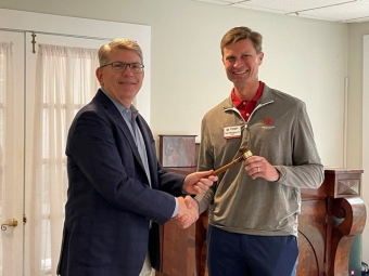 President Hicks inducting Kirk Willingham ’01 as president of the Alumni Association Board