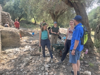 Prof. Krentz talking with students digging at Prof. Smith’s Cosa excavations 
