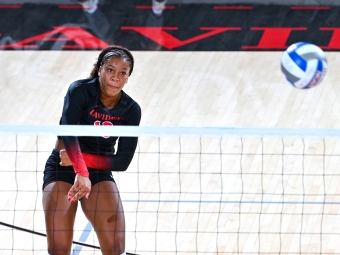 Ariyana Johnson ’29 Volleyball Athlete at the net